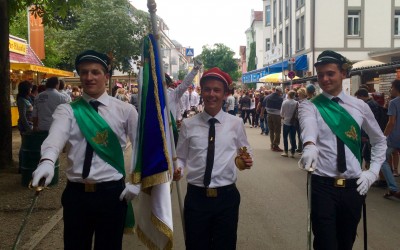 Adrian Schlegel und Christina Lamke treffen beim Adlerschießen den Reichsapfel