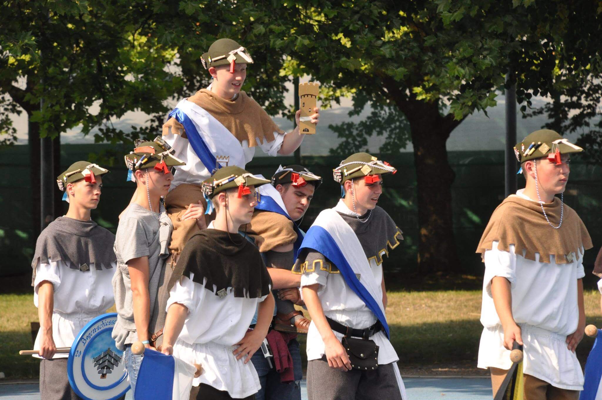 Schützenkönig wird von anderen Schützen getragen