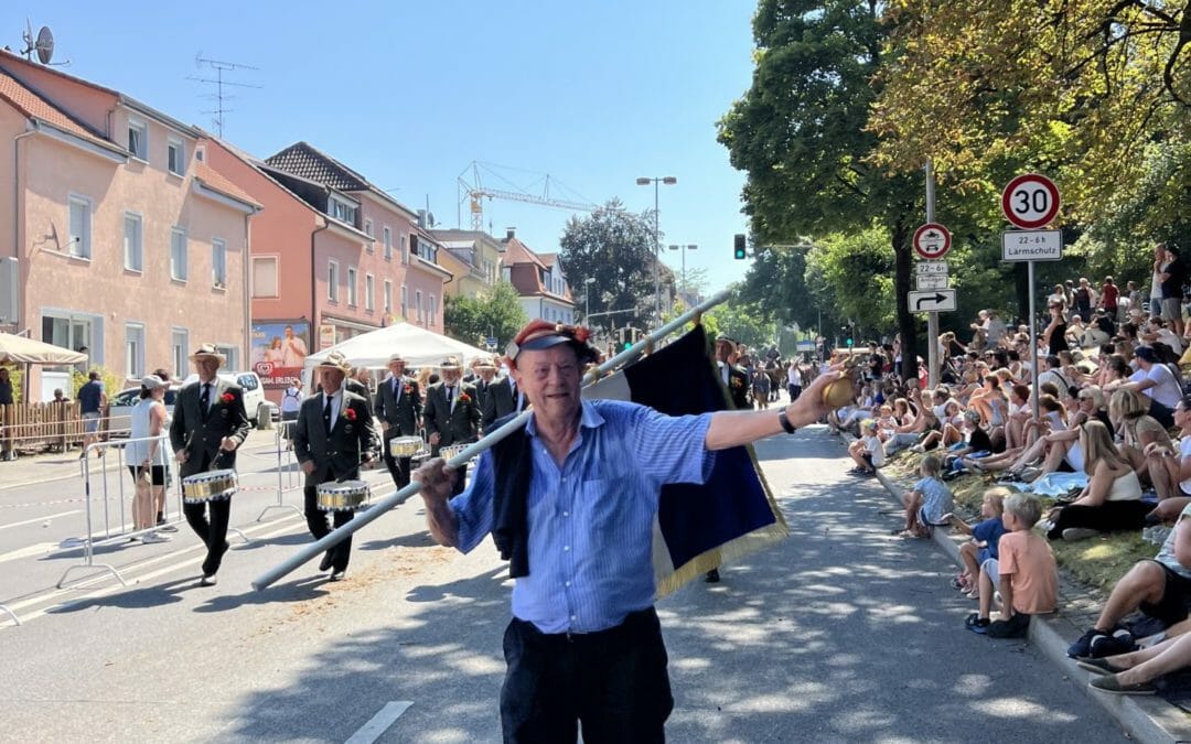 Dieter Graf trifft den Reichsapfel beim Altenschießen 2022